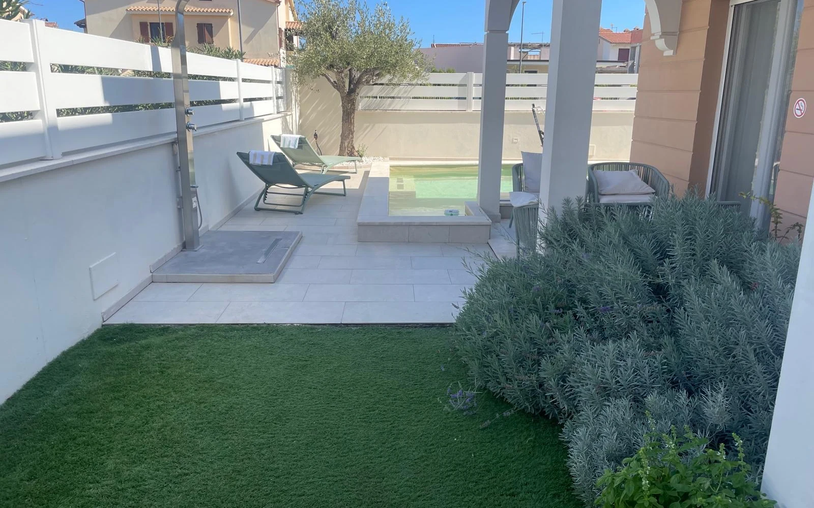 Il giardino sul lato della villa