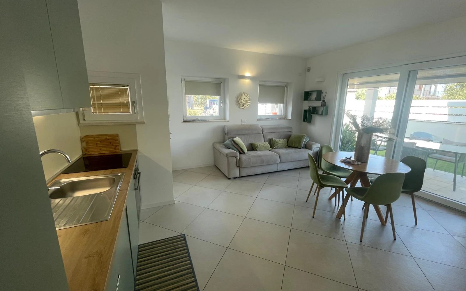 La zona living con la cucina a vista