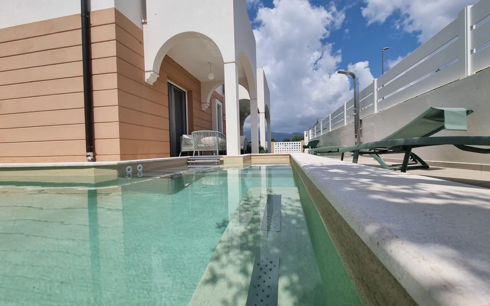 La piscina privata vista dal solarium
