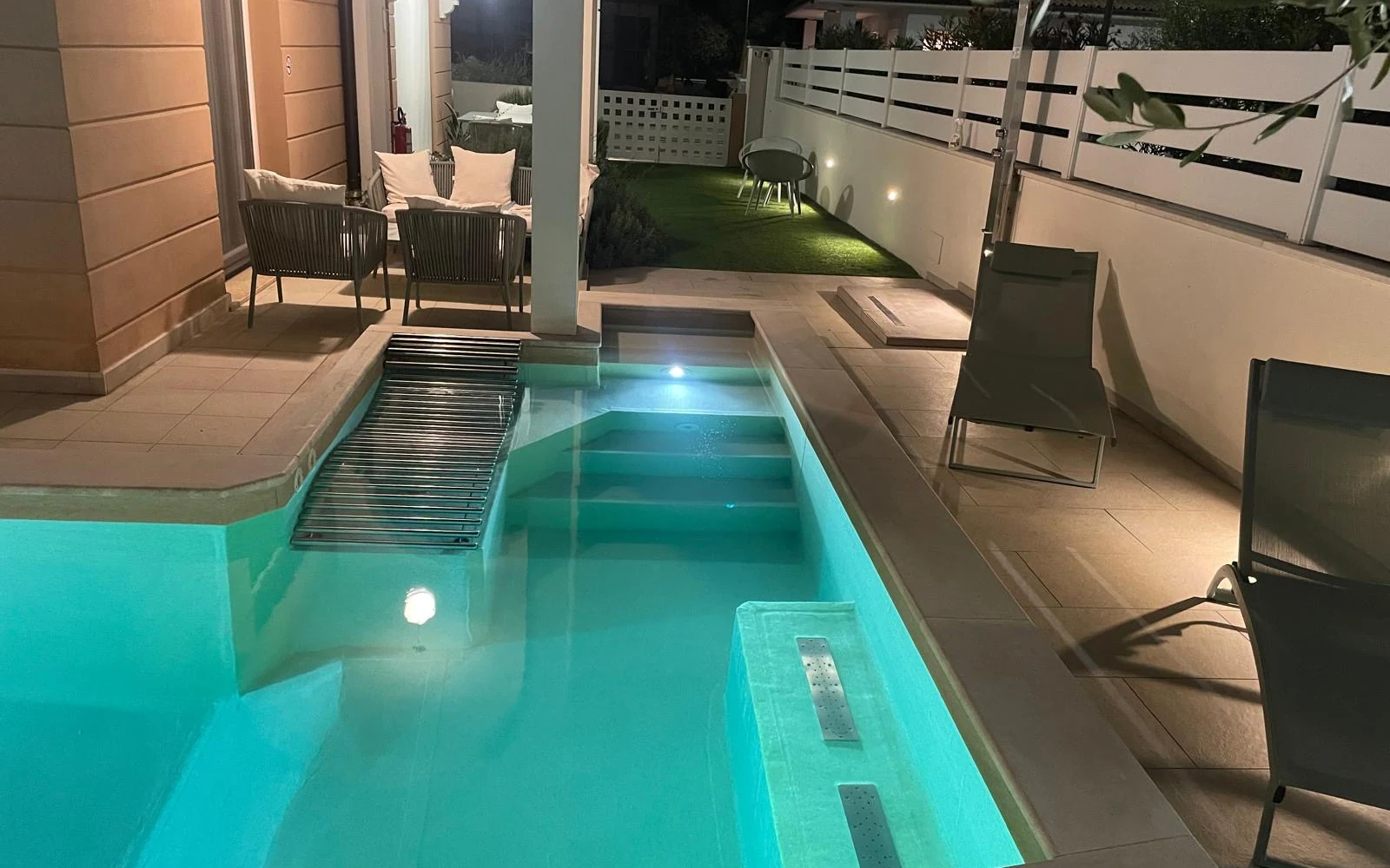 I lettini prendisole a bordo piscina