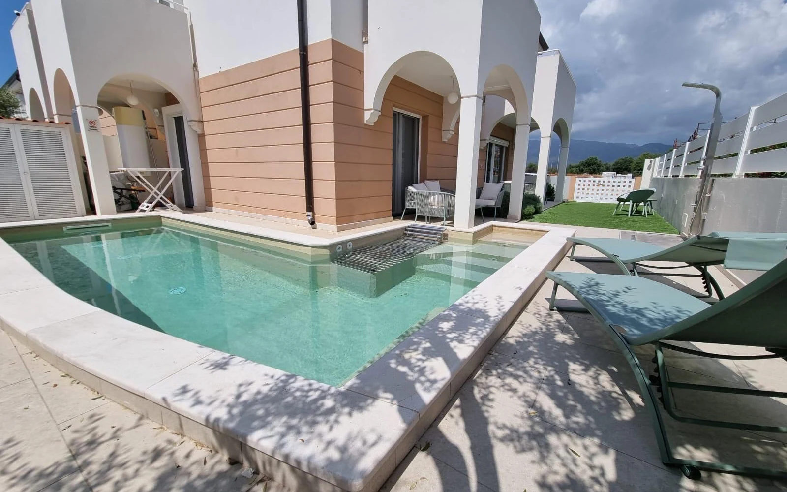 La piscina e la villa