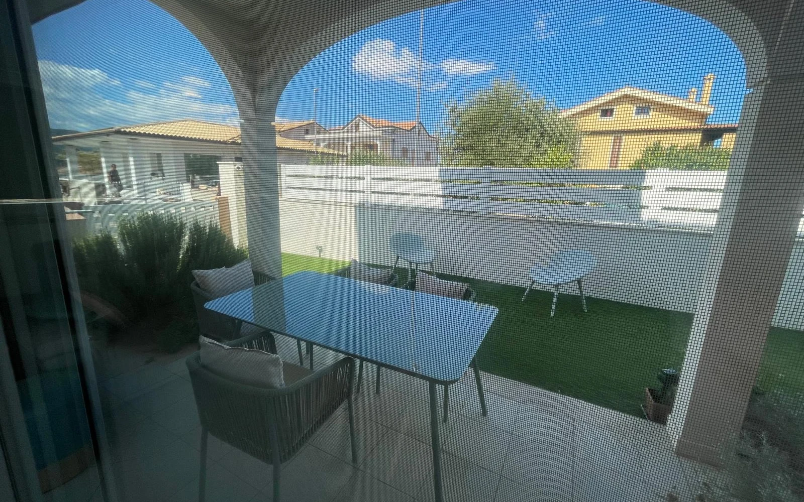 La zona pranzo all'aperto sotto il portico