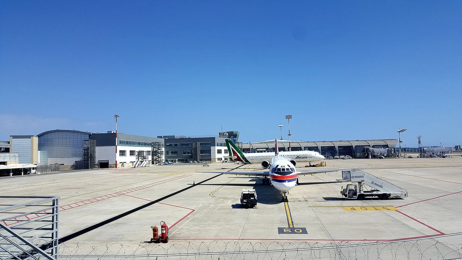 Il piazzale dell’aeroporto di Cagliari-Elmas con gli aerei in sosta