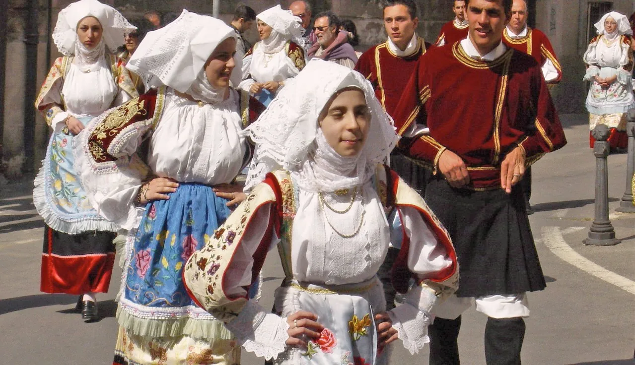 Un gruppo in costume tradizionale sardo durante una processione