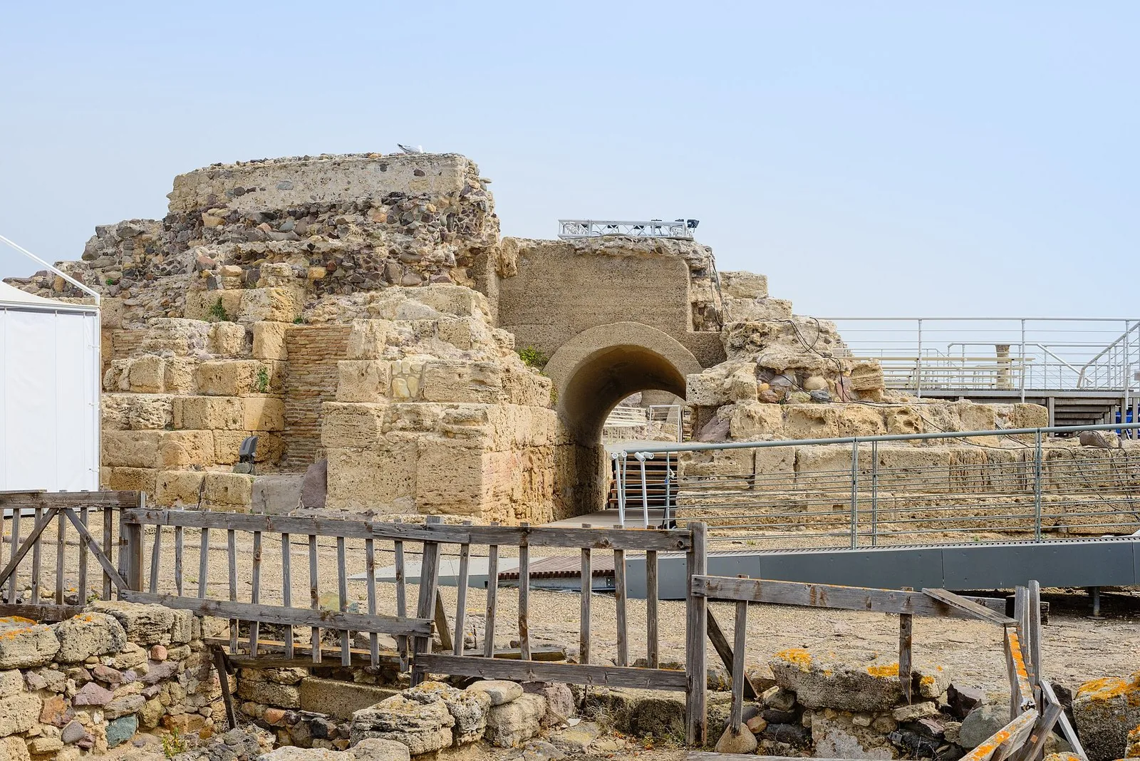 I resti in pietra dell’area archeologica di Nora, a Pula