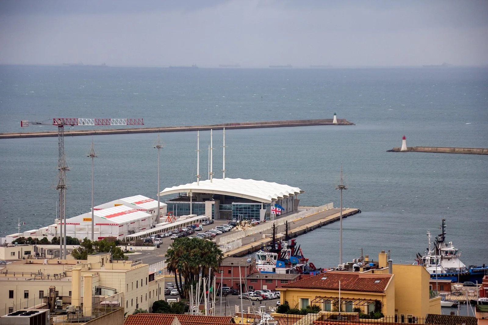 Il porto di Cagliari con le imbarcazioni ormeggiate