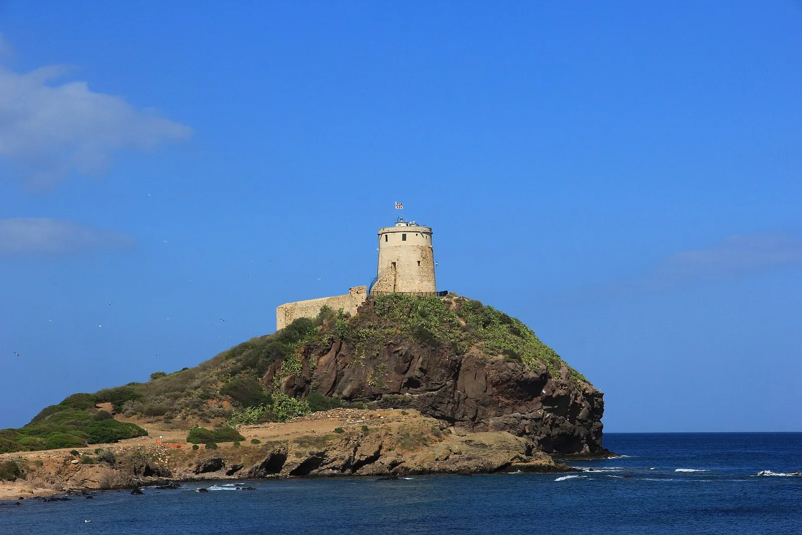 La torre del Coltellazzo sul promontorio di Nora, affacciata sul mare