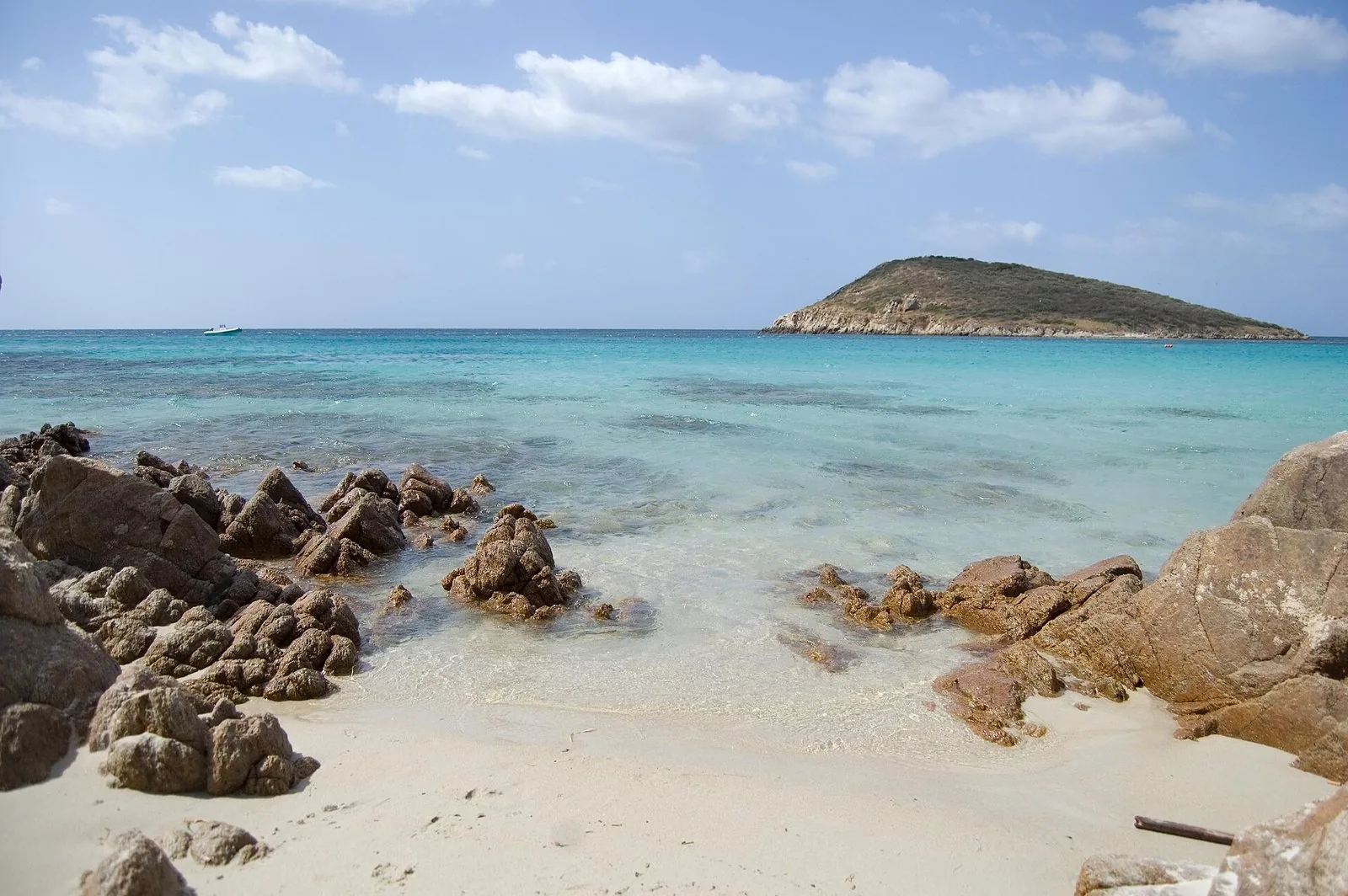 La spiaggia di Tuerredda con l’isolotto davanti alla baia